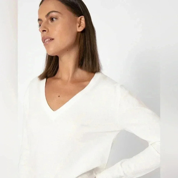 V neck - size Medium  white sweater - Picture 1 of 7